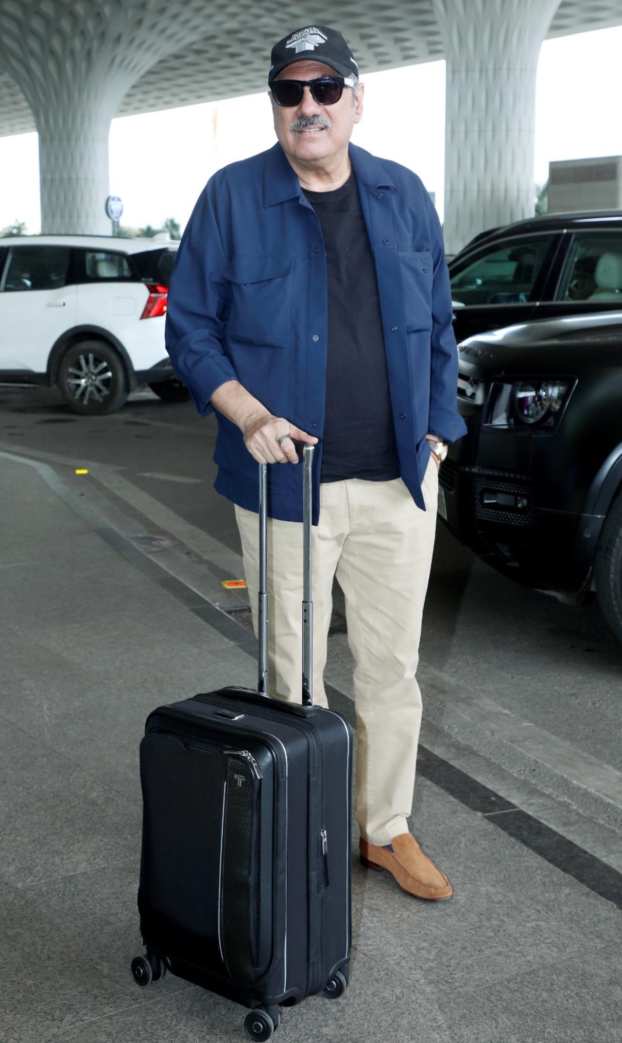 Boman Irani was alsos seen at the airport dressed in a blue open-buttoned shirt paired with a black t-shirt underneath and beige pants.